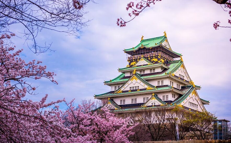 Osaka Castle stands tall on the Uemachi Daichi Plateau - ?saka-shi | Secret World Trip Planner