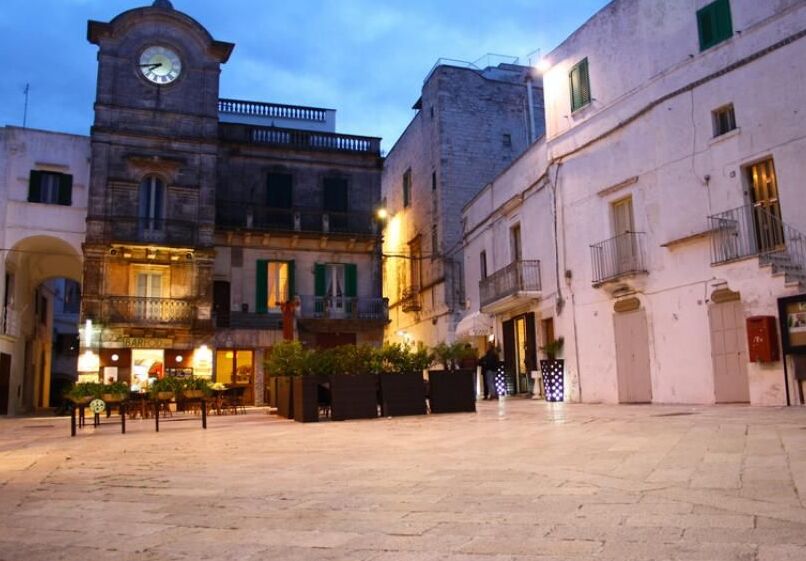 Símbol de Cisternino, La Torre del Rellotge - Cisternino | Secret World Trip Planner