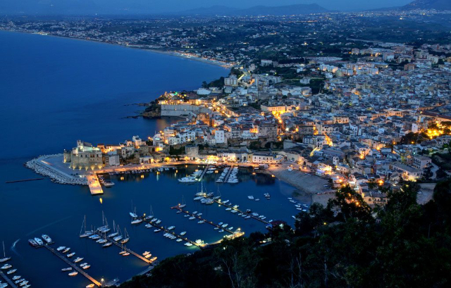 Castellammare del Golfo : Un amphithéâtre au bord de la mer - Castellammare del Golfo | Secret World Trip Planner