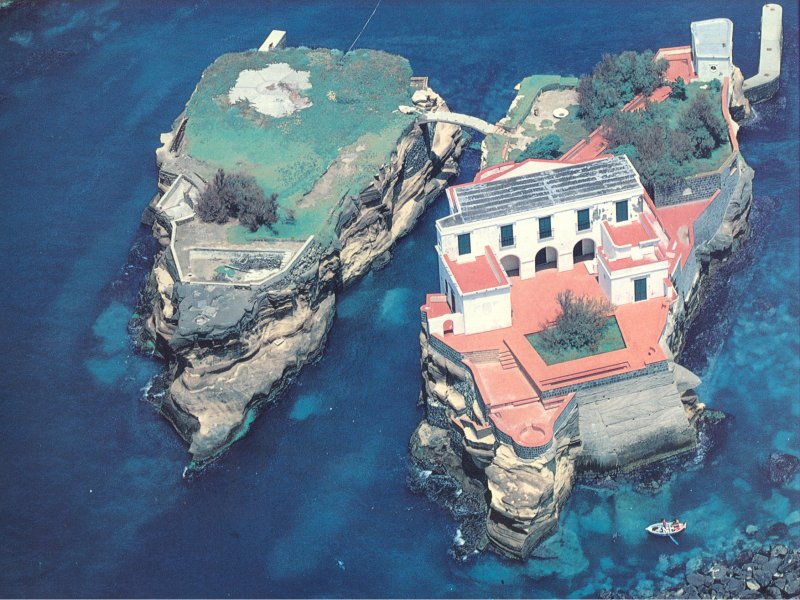 ગૈયોલાના શાપિત ટાપુની વિચિત્ર વાર્તા - Napoli | Secret World Trip Planner