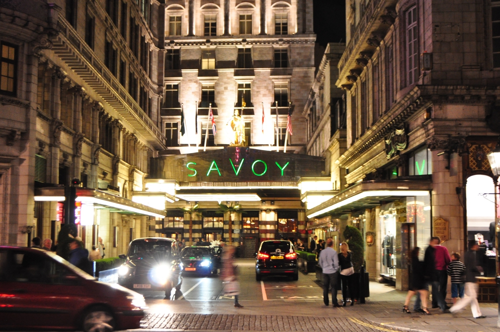 The Savoy's driveway in London — Londra
