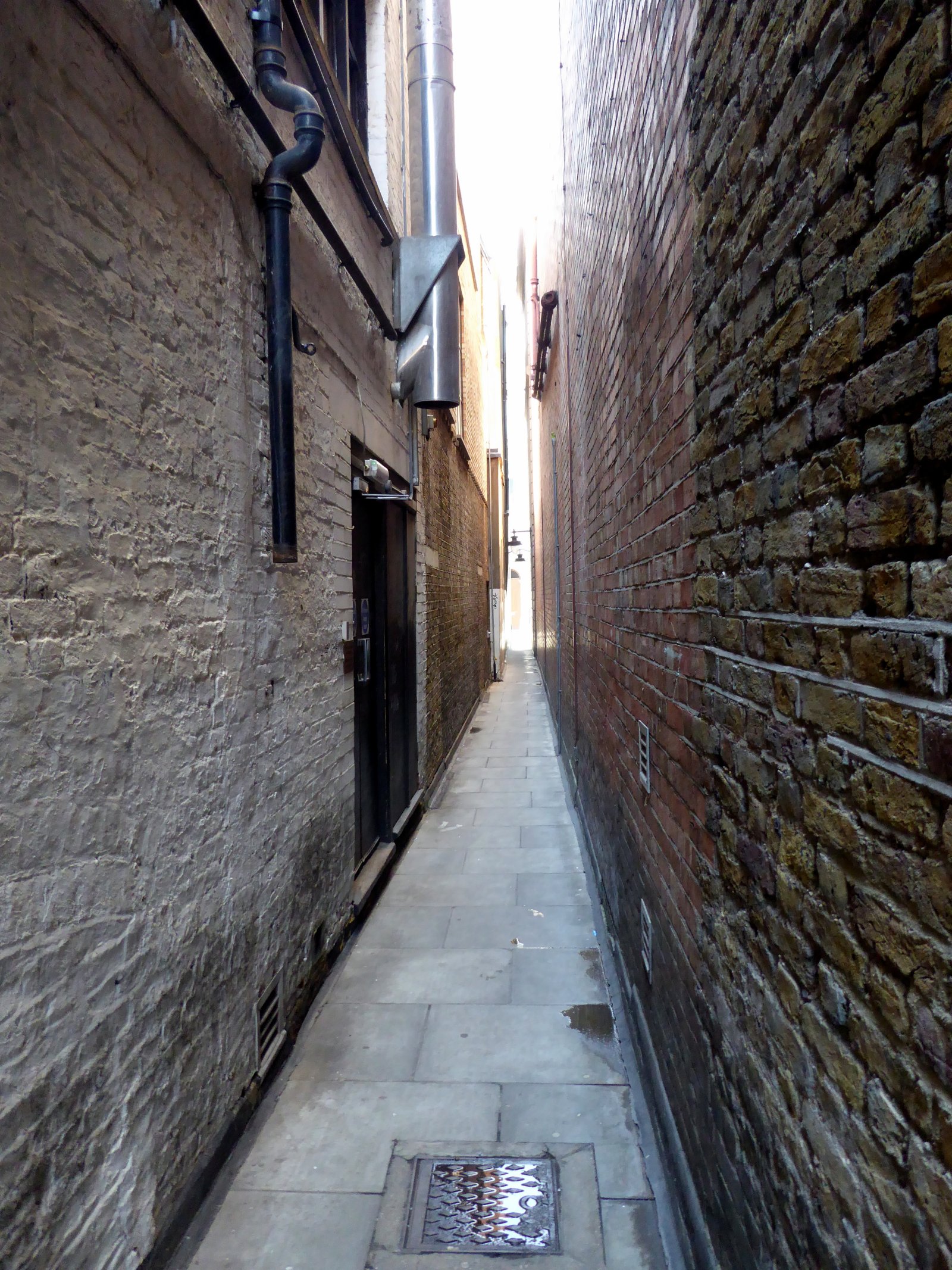 Brydges Place is the London's narrowest alley - Londra | Secret World Trip Planner