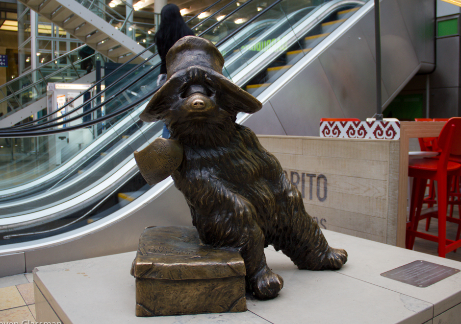 Paddington-Bär-Statue im Bahnhof Paddington — Londra