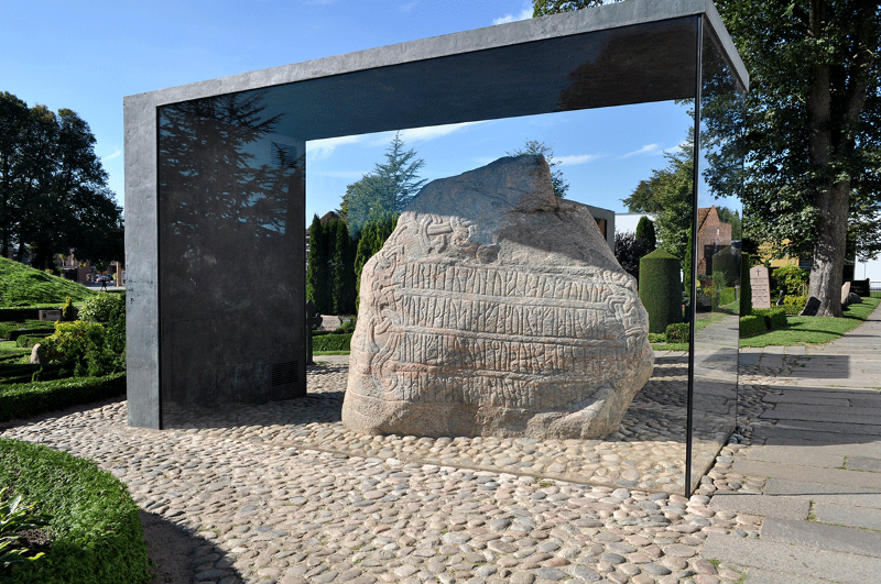 Tumuli di Jelling, pietre runiche e chiesa — Jelling