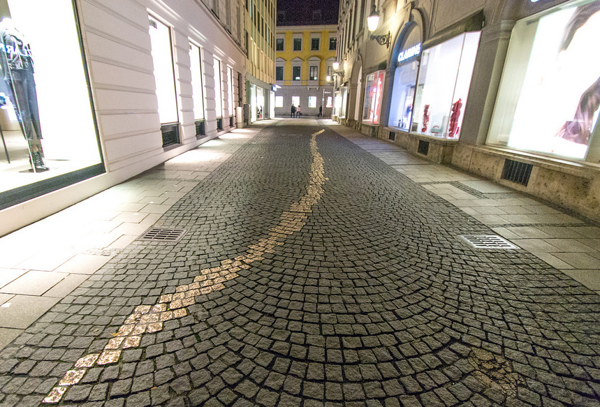 Viscardigasse na Dhahabu cobblestones - München | Secret World Trip Planner