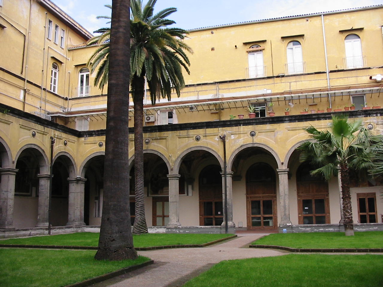 Dámh na Míochaine Tréidliachta - Napoli | Secret World Trip Planner