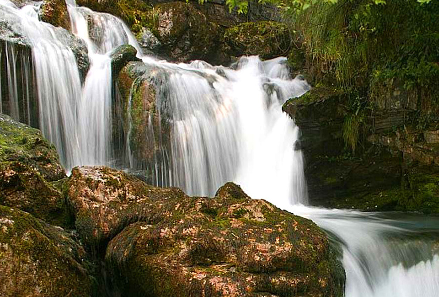 Fiumelatte, one of the shortest waterways in Italy - Fiumelatte | Secret World Trip Planner