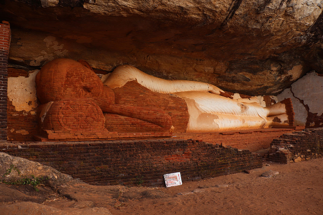 Pidurangala-Felsen und die Buddha-Statue - Sigiriya | Secret World Trip Planner