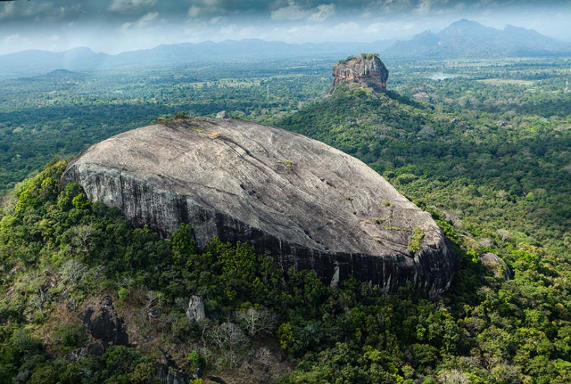Pidurangala-Felsen und die Buddha-Statue - Sigiriya | Secret World Trip Planner