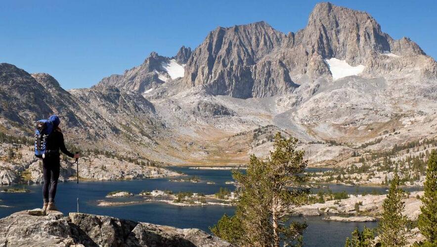 The John Muir Trail (JMT) in the Sierra Nevada mountain — Lakeshore