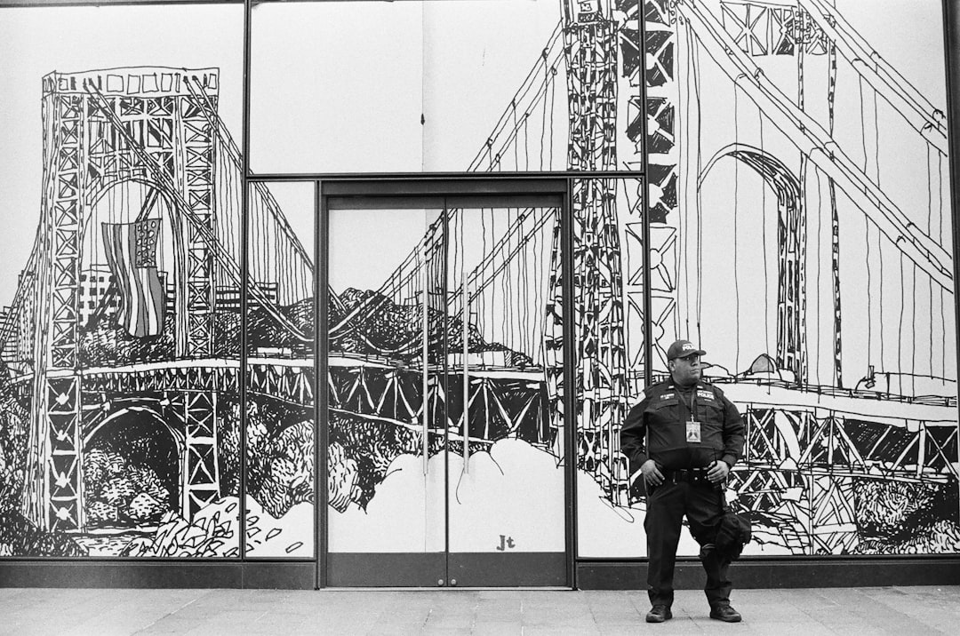 Die Türen des Esonerato: Ein Kunstwerk in New York - New York | Secret World Trip Planner