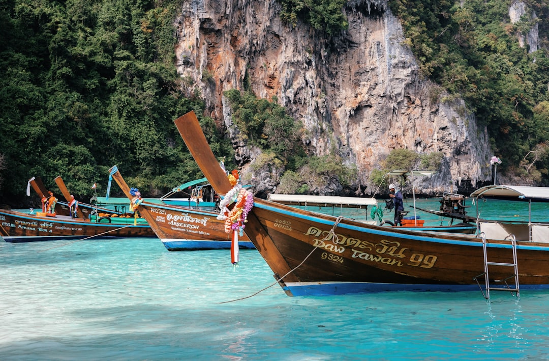 Entdecke die Inseln von Phuket: Natur und Nachtleben — Distretto di Mueang Phuket