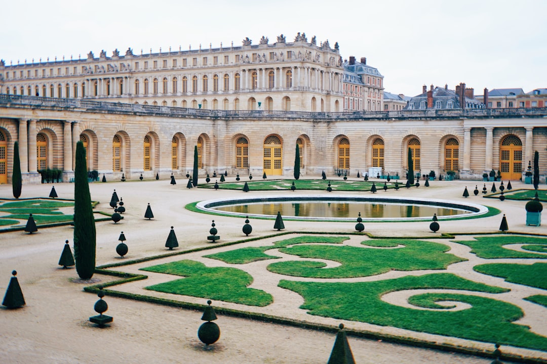 La magnifica Reggia di Versailles: un viaggio nel lusso - Place d'Armes | Secret World Trip Planner