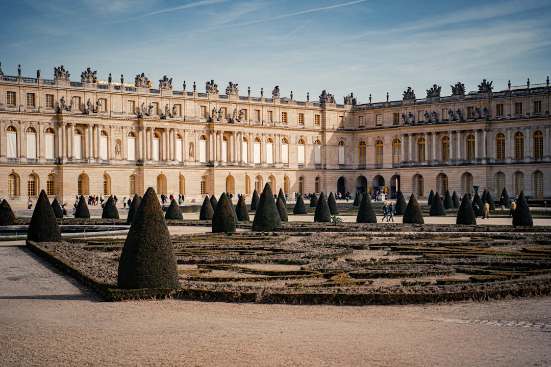 La magnifica Reggia di Versailles: un viaggio nel lusso - Place d'Armes | Secret World Trip Planner