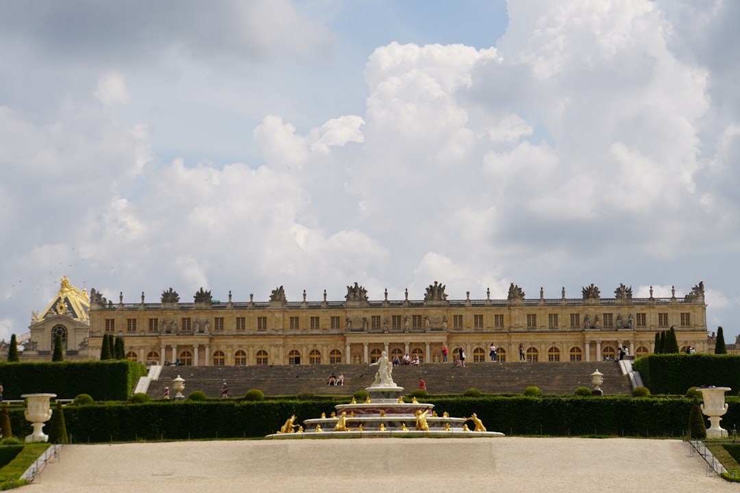 Die prächtige Schloss Versailles: eine Reise ins Luxus - Place d'Armes | Secret World Trip Planner