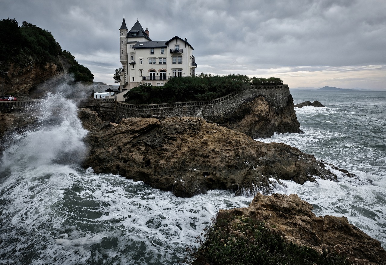 Secret World vs TripIt in Biarritz: The Best Trip Planner - Biarritz | Secret World Trip Planner