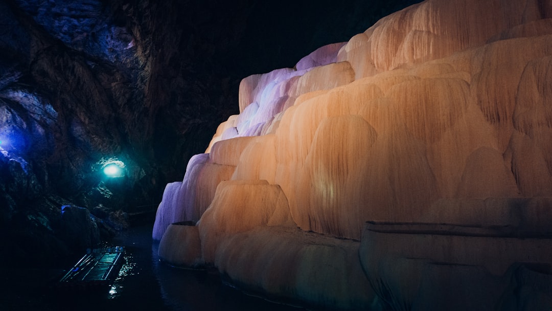 Le Magiche Grotte di Waitomo: Un Gioco di Luce e Ombre - 39 Waitomo Village Road | Secret World Trip Planner