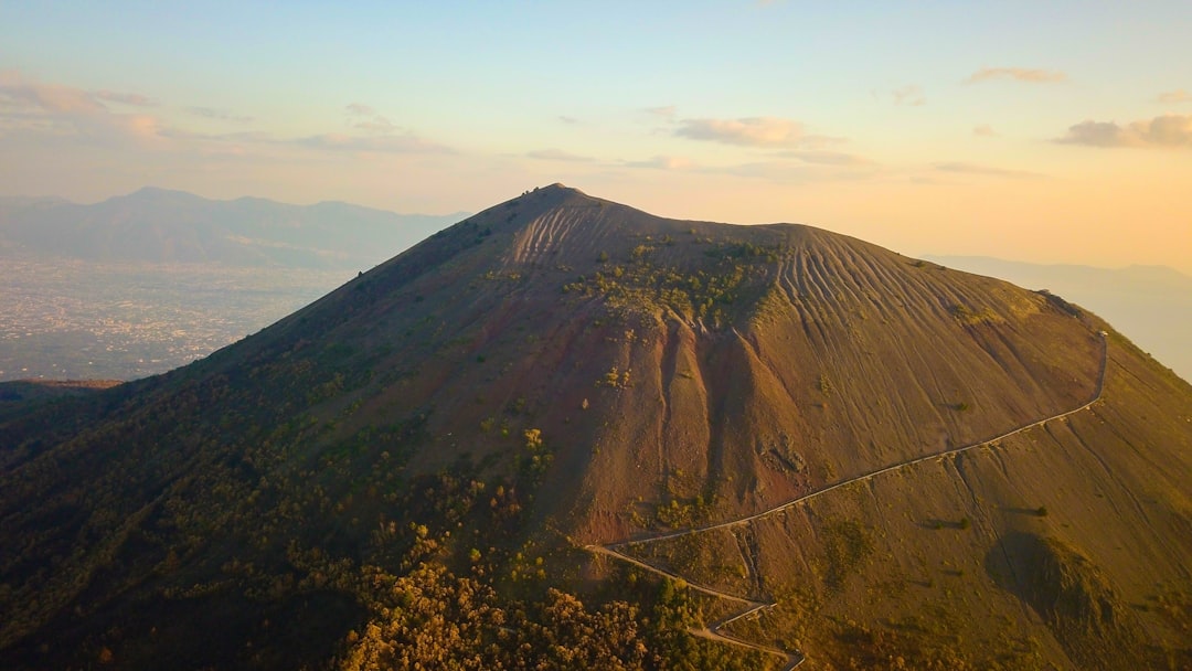 Explorando el Vesubio: Guardián de Historia y Naturaleza - Vesuvio | Secret World Trip Planner