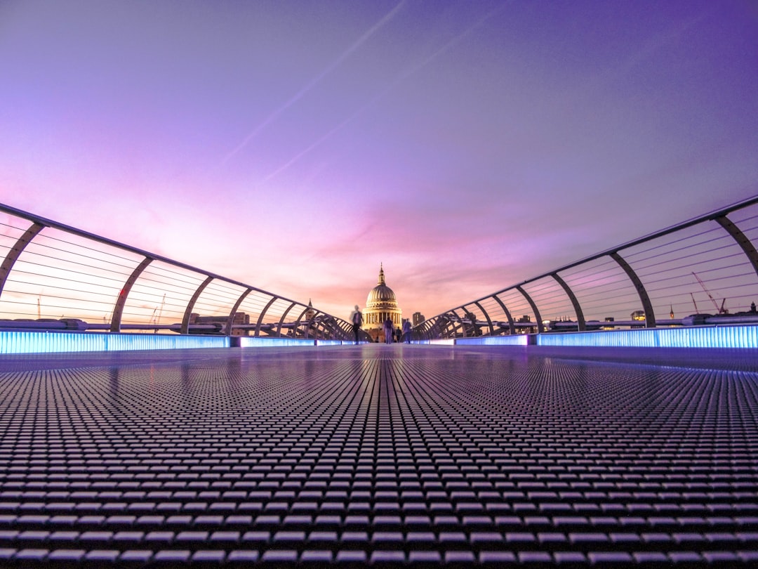 Millennium Bridge: un Ponte per il Futuro a Londra — Thames Embankment