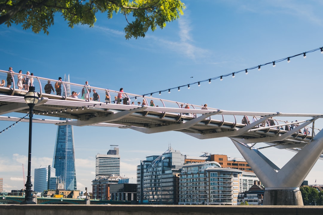 Millennium Bridge: un Ponte per il Futuro a Londra - Thames Embankment | Secret World Trip Planner
