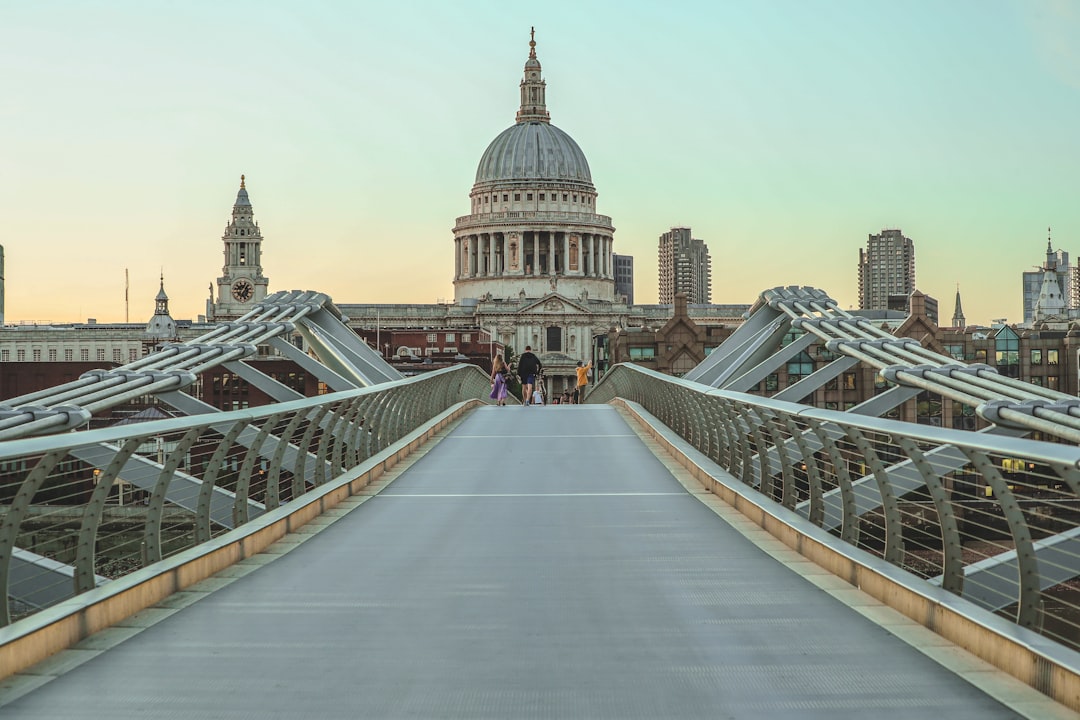 Millennium Bridge: Eine Brücke in die Zukunft Londons - Thames Embankment | Secret World Trip Planner