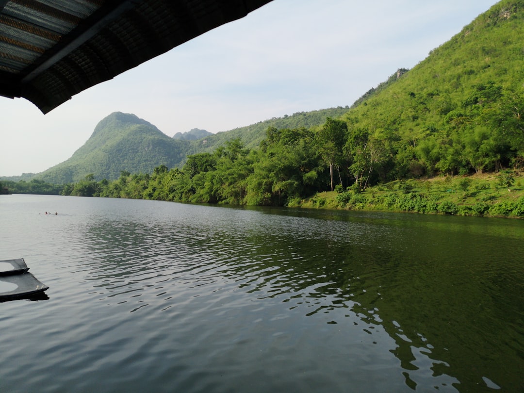 Scopri il Fascino della Diga Srinagarind in Thailandia | Secret World Trip Planner