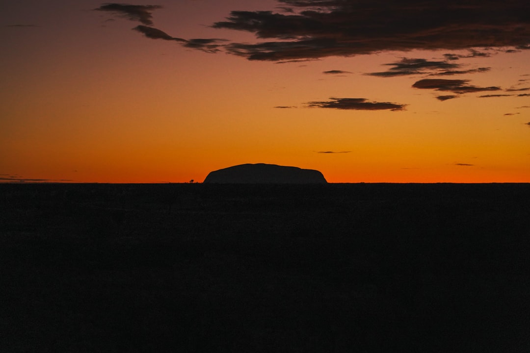 Uluṟu: Der Feuerstamm bei Sonnenuntergang - Mutitjulu NT 0872 | Secret World Trip Planner
