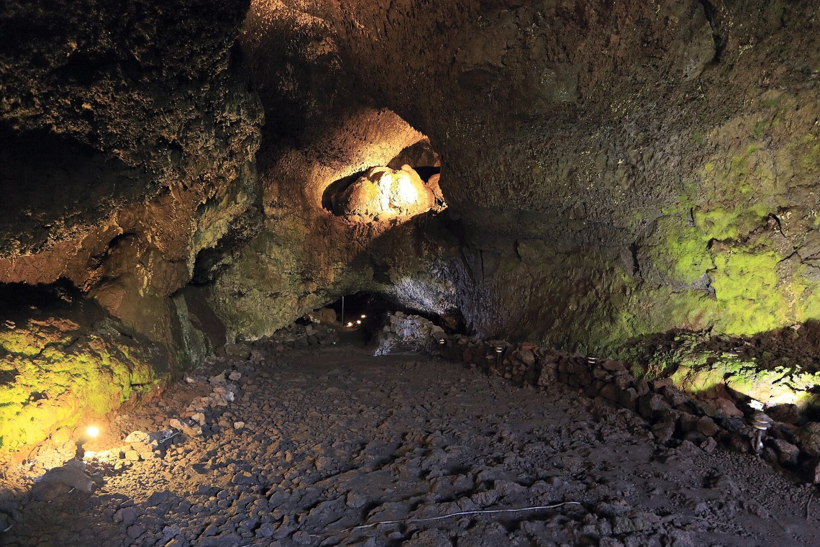 Entdecken Sie die faszinierenden Cuevas Volcánicas des Villarrica in Chile - Refugio Villarrica | Secret World Trip Planner