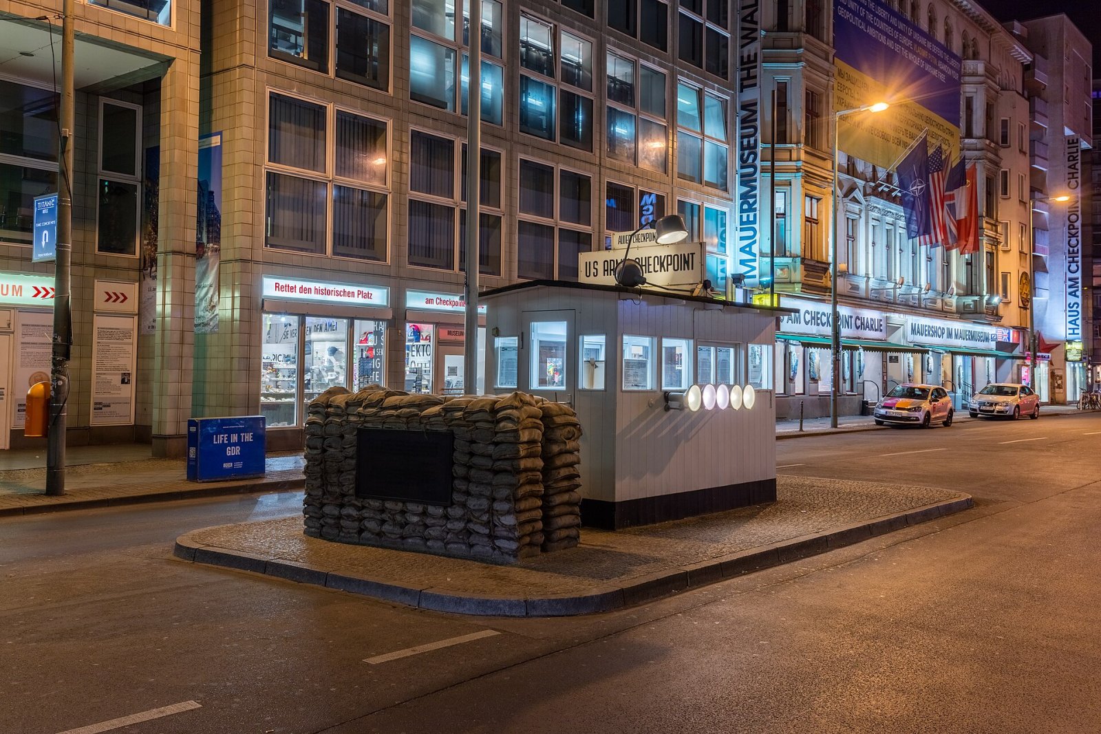 Checkpoint Charlie: Ein Symbol des Kalten Krieges in Berlin - Berlin | Secret World Trip Planner