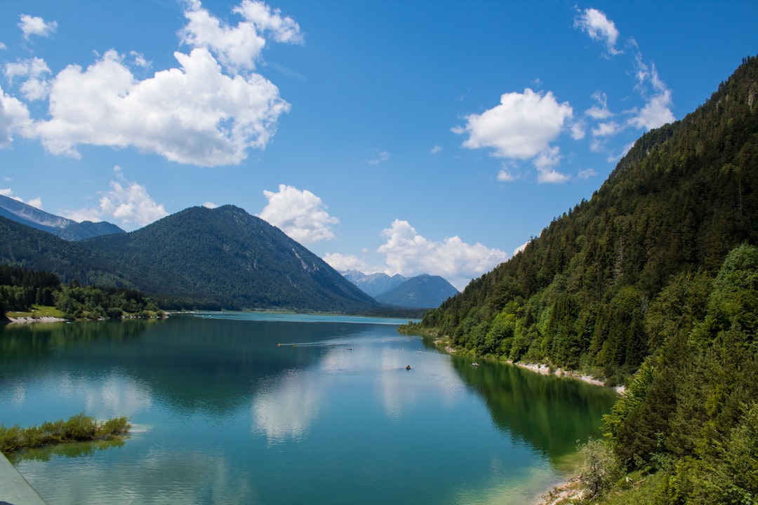 Entdecken Sie den Sylvensteinsee: ein Juwel Bayerns — Achenwald