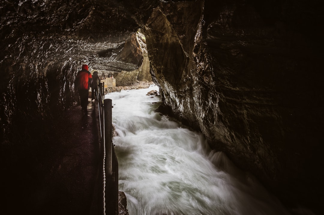 Partnachklamm: Eine Reise zwischen Natur und Abenteuer in Bayern - Garmisch-Partenkirchen | Secret World Trip Planner