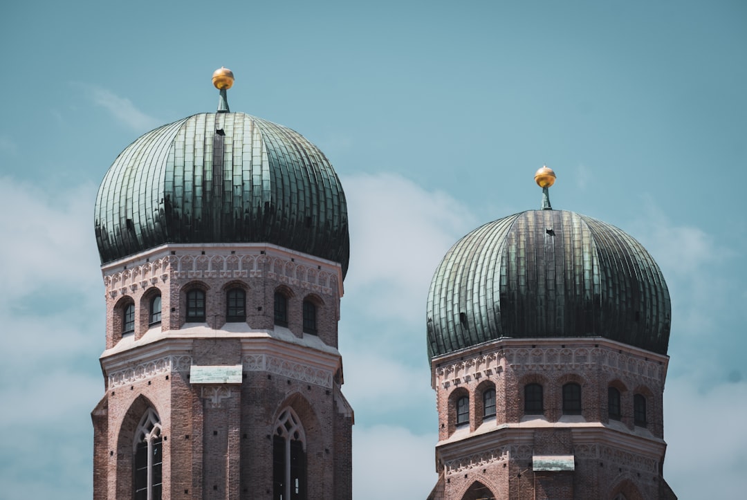 Scopri la Frauenkirche di Monaco: simbolo di cultura e storia - München | Secret World Trip Planner