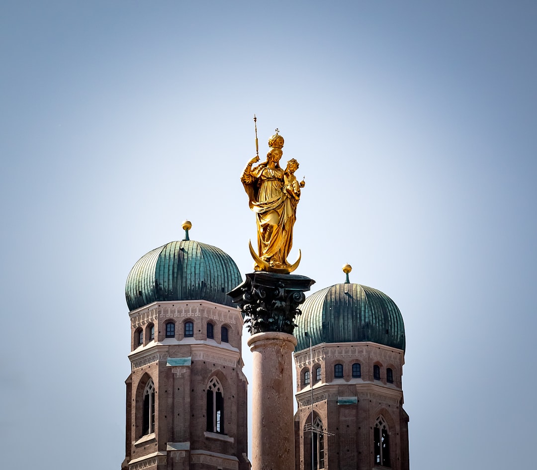 Descubra a Frauenkirche de Munique: símbolo de cultura e história - München | Secret World Trip Planner