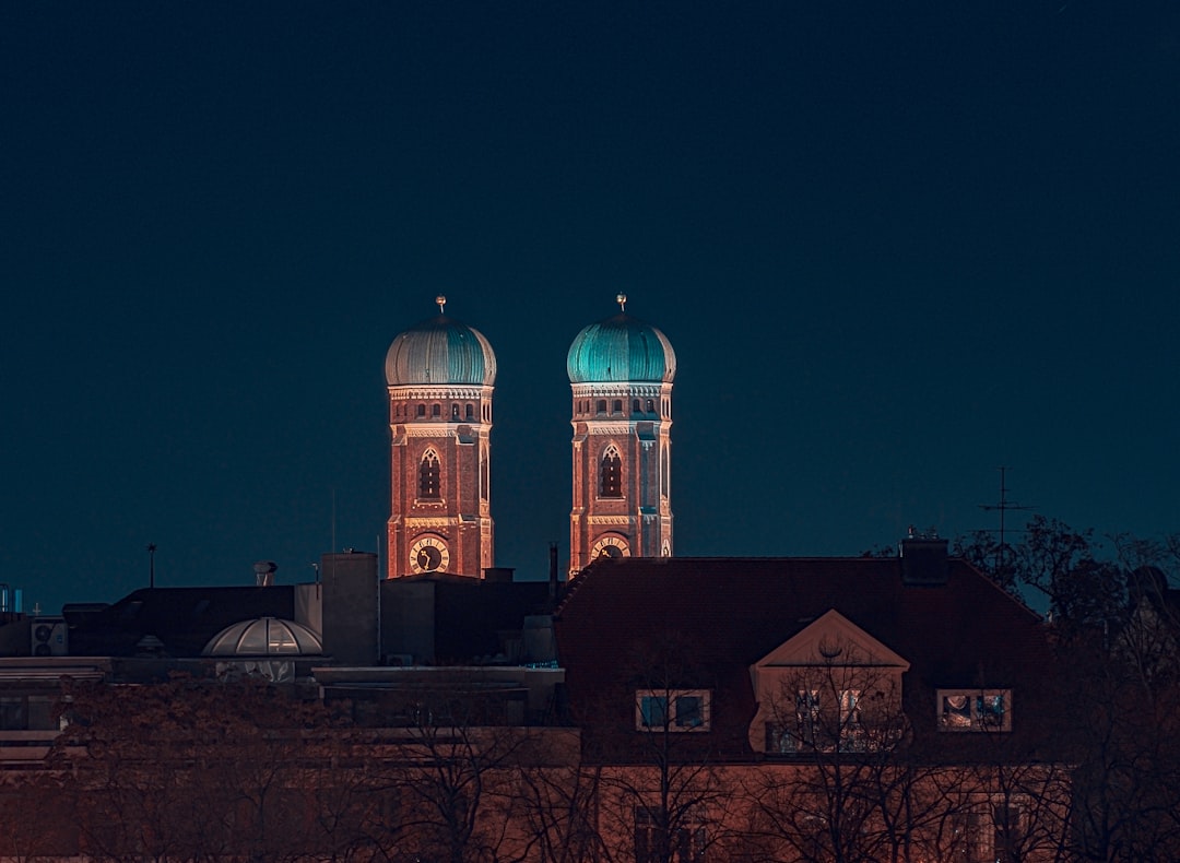 探索慕尼黑的 Frauenkirche：文化与历史的象征 - München | Secret World Trip Planner