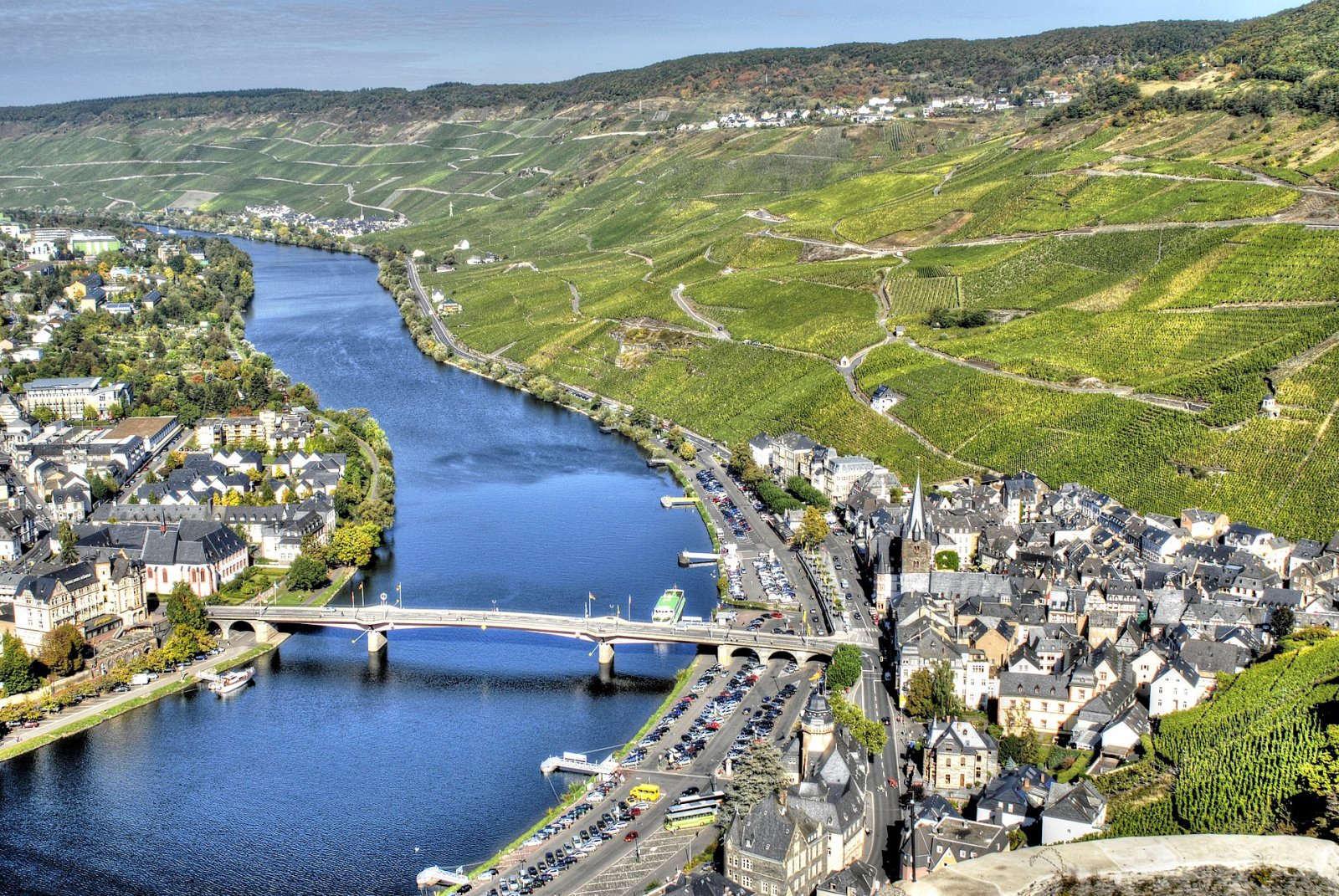 Esplorando la Valle del Fiume Mosella a Bernkastel-Kues — Bernkastel-Kues