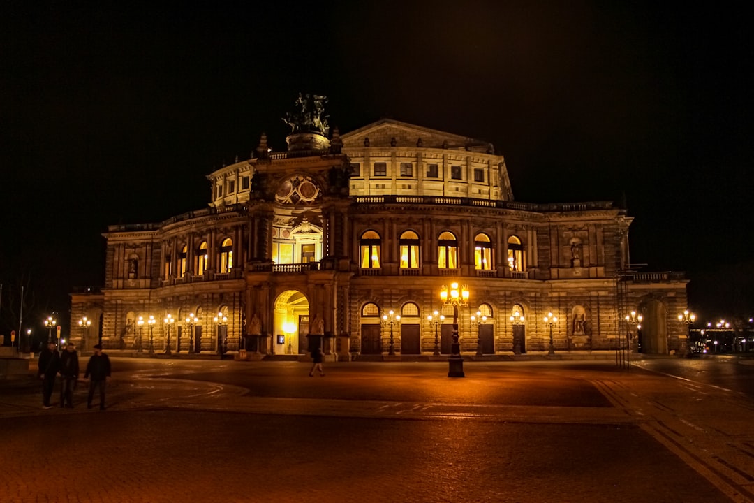 Entdecken Sie die Semperoper in Dresden: Ein deutsches Kulturschatz - Dresden | Secret World Trip Planner