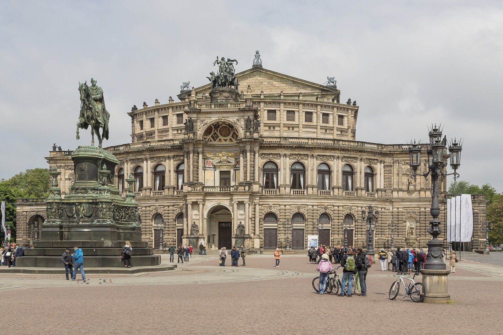 Entdecken Sie die Semperoper in Dresden: Ein deutsches Kulturschatz - Dresden | Secret World Trip Planner