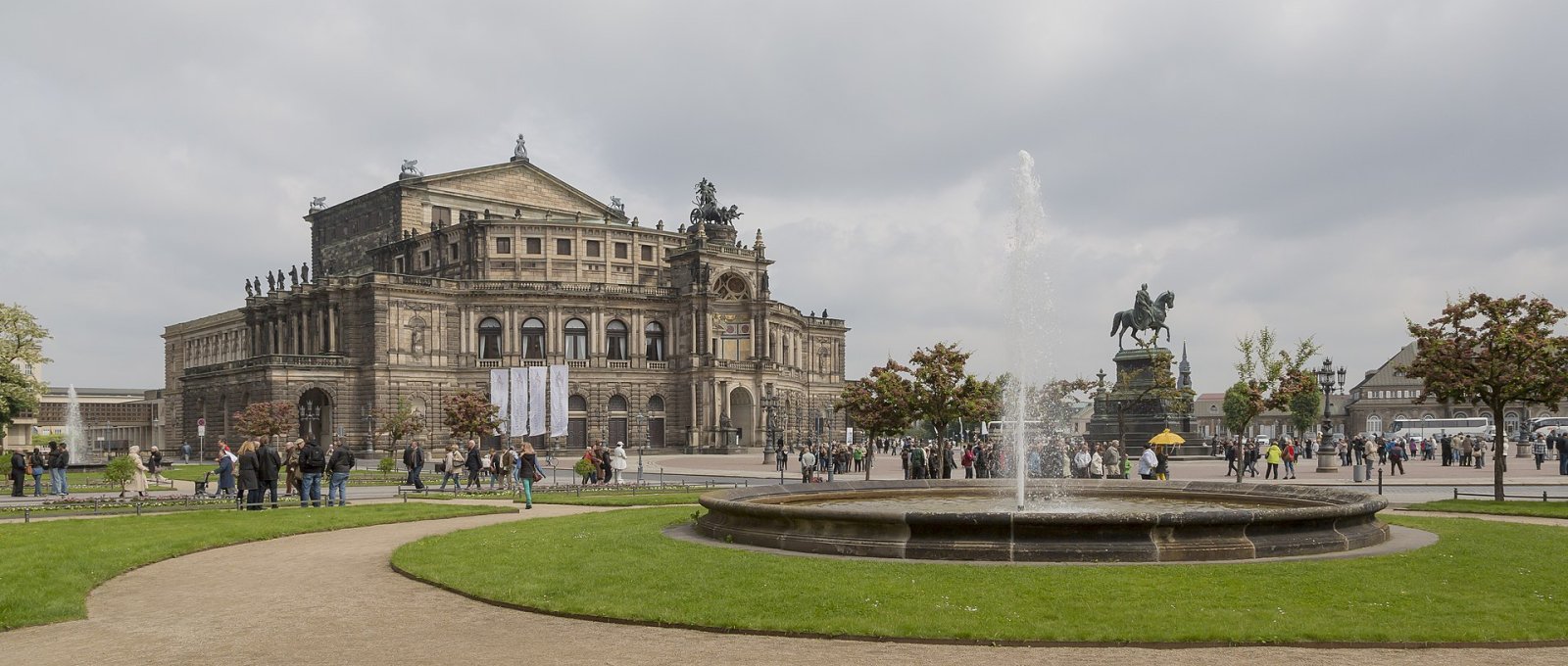 Entdecken Sie die Semperoper in Dresden: Ein deutsches Kulturschatz - Dresden | Secret World Trip Planner