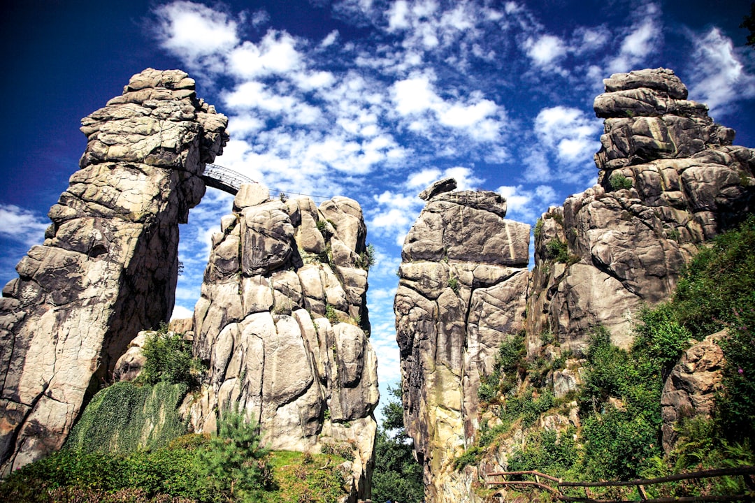 Esplorando gli Externsteine: Un Viaggio nella Storia della Germania — Horn-Bad Meinberg
