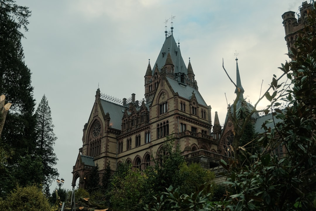 Drachenfels: Eine Reise durch Geschichte und natürliche Schönheit — Bonn