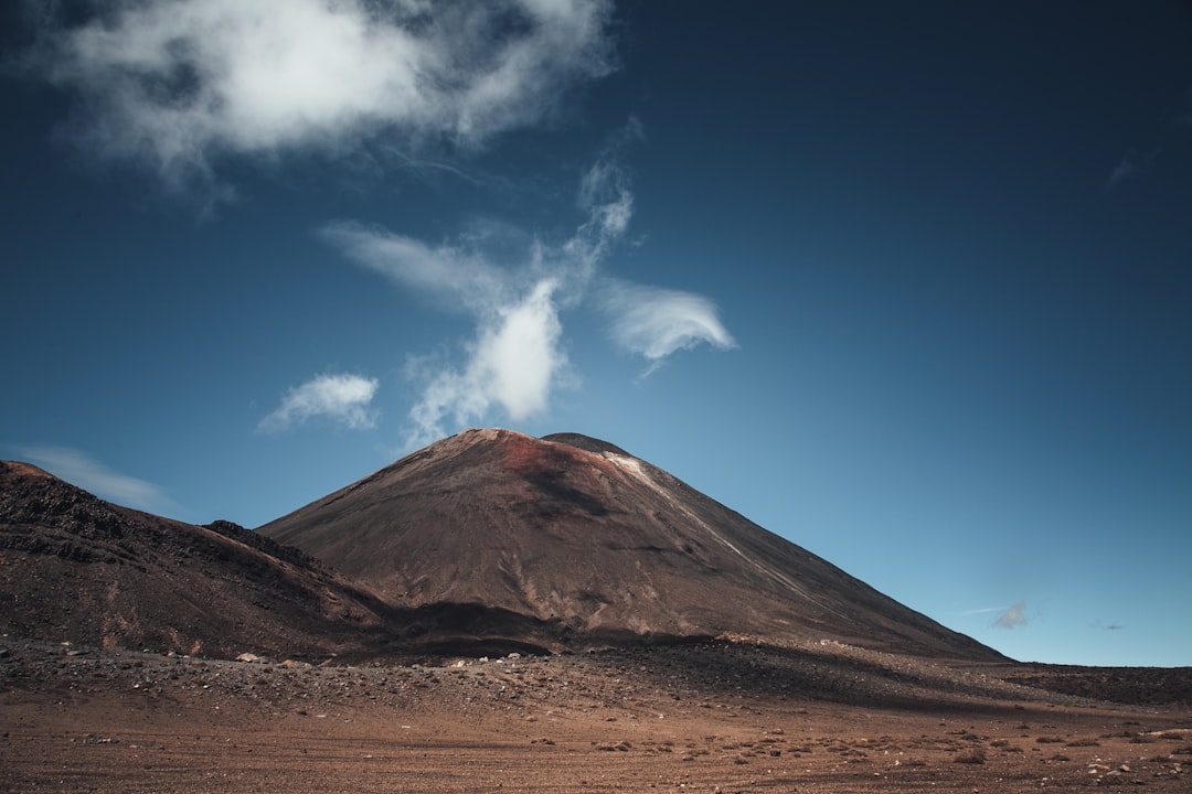 Entdecke den Tongariro Alpine Crossing: Einzigartiges Trekking in Neuseeland - Tongariro Alpine Crossing | Secret World Trip Planner