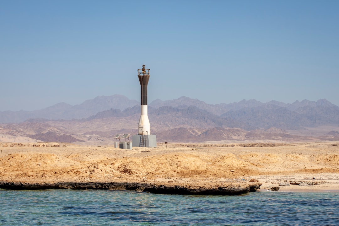 Entdecken Sie den Leuchtturm von Zafarana: ein ägyptisches Juwel am Meer