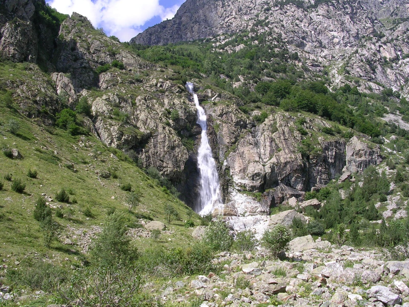 Entdecken Sie die Cascade de la Pisse: ein Naturjuwel in Frankreich - Entraigues | Secret World Trip Planner