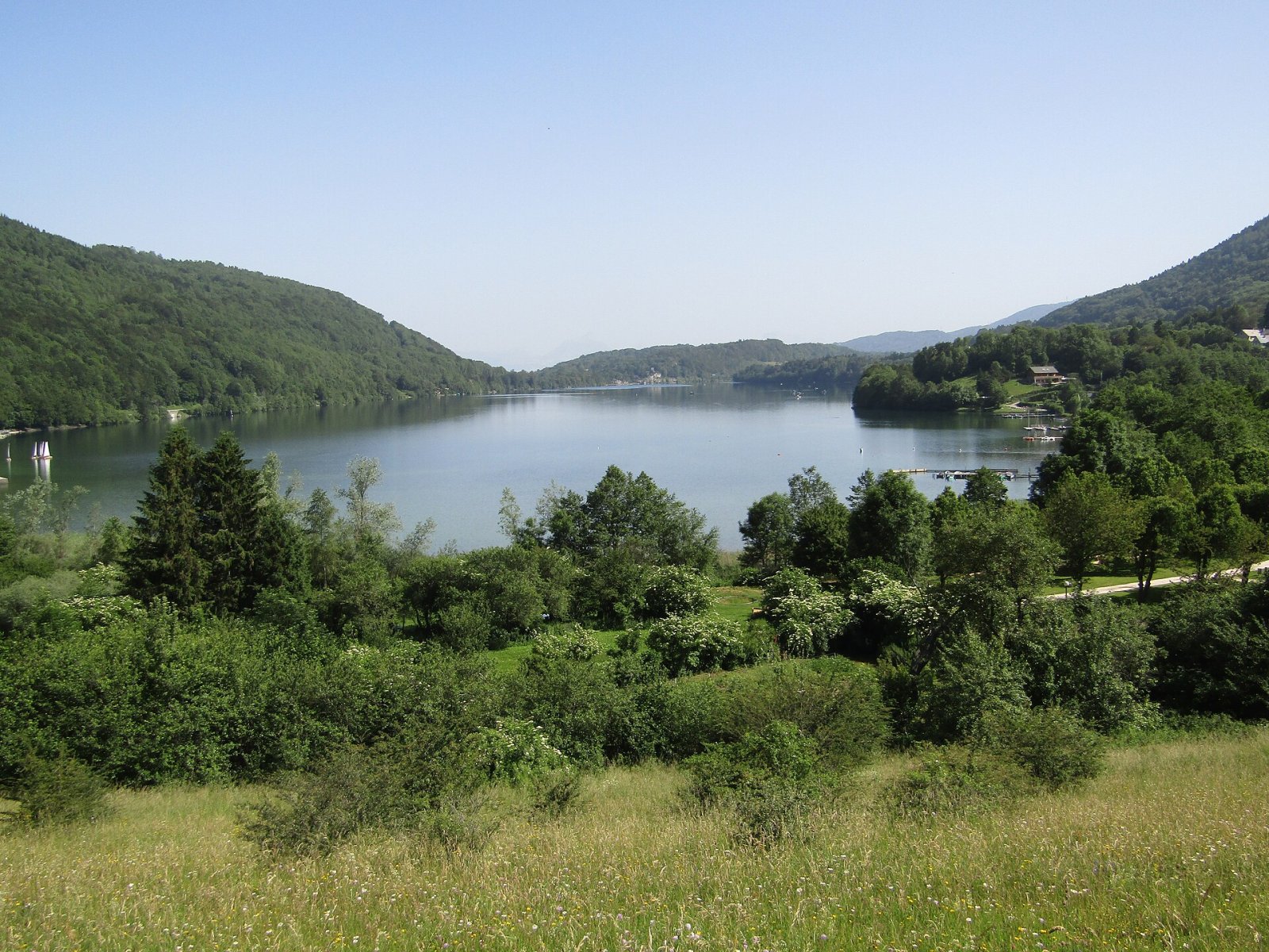 Lac Laffrey: Ein Naturparadies in Auvergne-Rhône-Alpes — Saint-Théoffrey