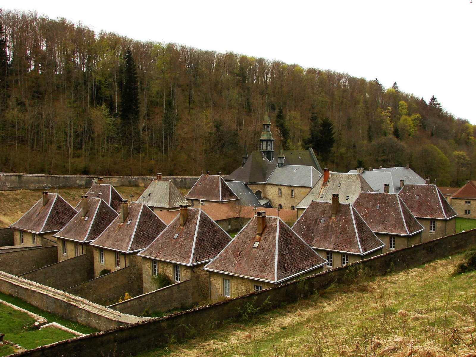 Entdecken Sie die Chartreuse de Portes: ein kulturelles Juwel in Frankreich — Prémillieu
