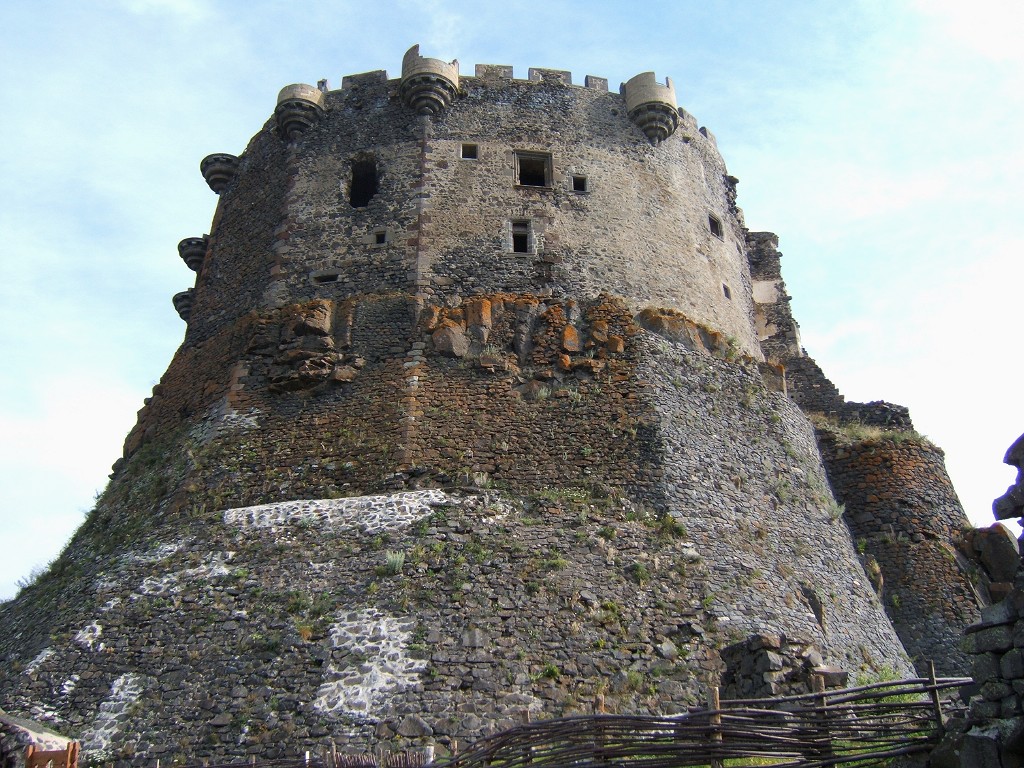 Entdecken Sie den Charme des Château de Murol in Auvergne — Murol