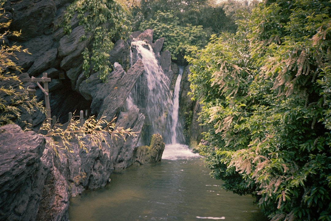 Entdecken Sie die Wunder der Cascade du Ray-Pic in Frankreich - Cros-de-Géorand | Secret World Trip Planner