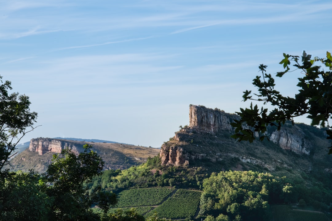 Roche de Solutré: ein Naturjuwel in Burgund - Donzy-le-Pertuis | Secret World Trip Planner