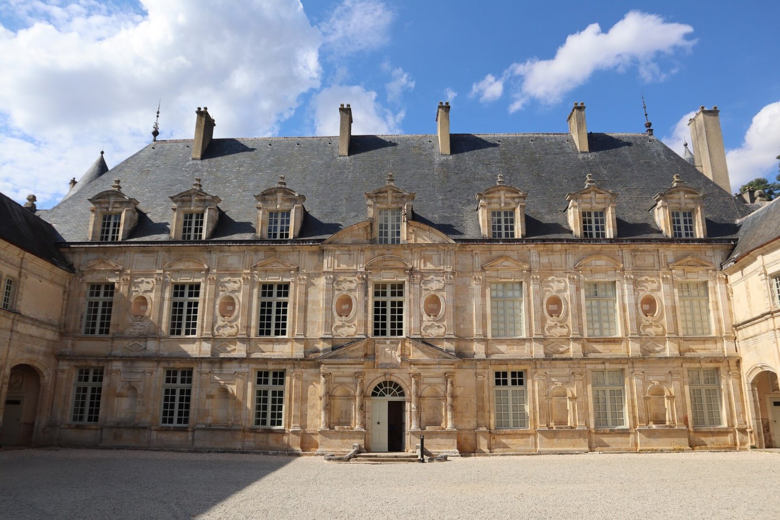 Entdecken Sie den Charme des Château de Bussy-Rabutin in Frankreich - Hauteroche | Secret World Trip Planner