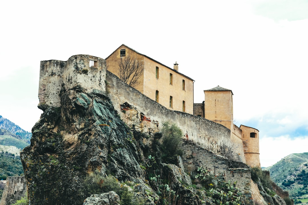 Scopri la Citadelle de Corte: Storia e Bellezza della Corsica - Corte | Secret World Trip Planner